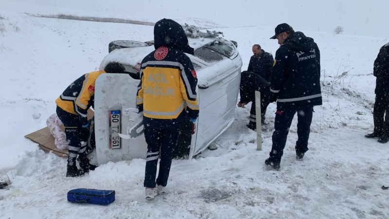 Çorum'da hafif ticari araç ile minibüs çarpıştı