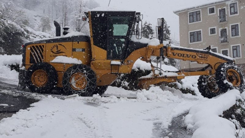 Rize'de 60 köy yolu kardan kapandı