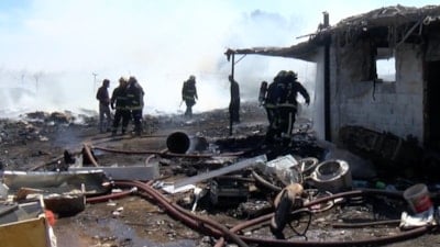 Antalya'da hurda deposu bahçesinde yangın çıktı