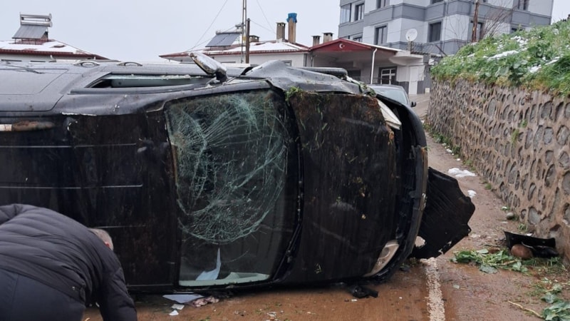 Rize'de takla atan otomobil hurdaya döndü