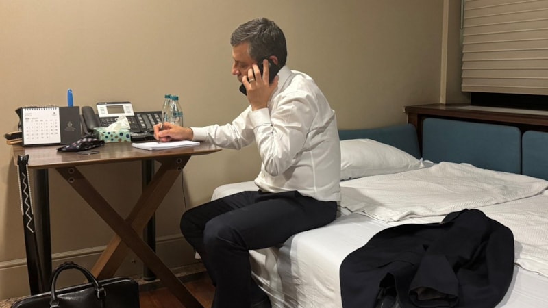 Sokak çağrısı yapan Özgür Özel geceyi belediye binasında geçirdi