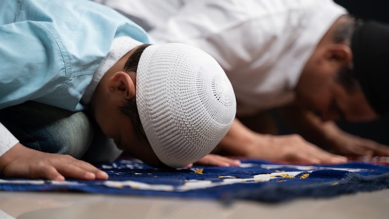 Bir kişinin namaz kılanın önünden geçmesi namazı bozar mı?