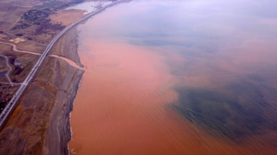 Bitlis'te debisi yükselen dere, Van Gölü'nü boyadı