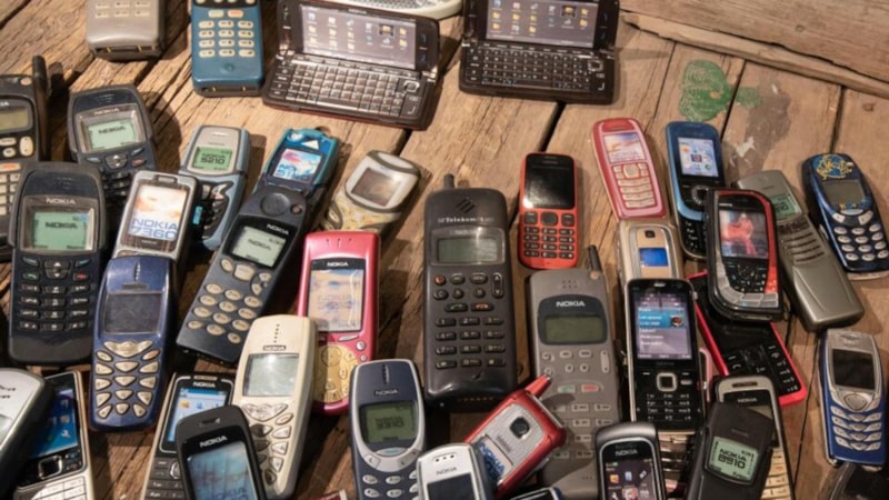Elinde olan köşeyi dönüyor! Bu eski telefonların değeri dudak uçuklatıyor