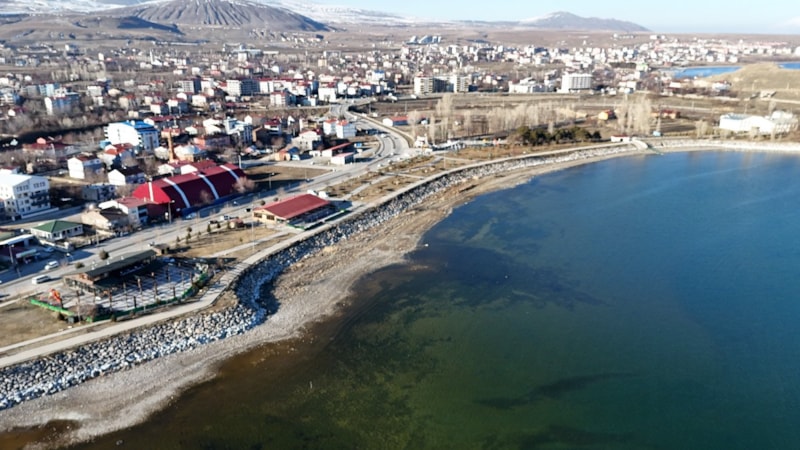 Van Gölü çekilmeye devam ediyor