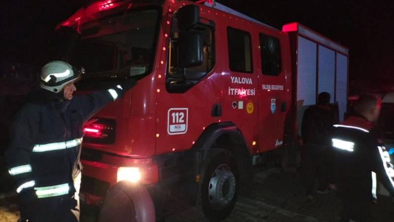 Yalova'da yangın ihbarına giden itfaiyecilerin araçlarına taşlı saldırı