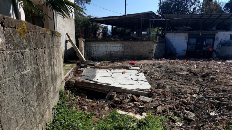 Sakarya'da yıkılan duvarı altında kalan kişi öldü