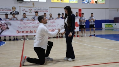 Sivas'ta hentbol maçında sürpriz evlilik teklifi