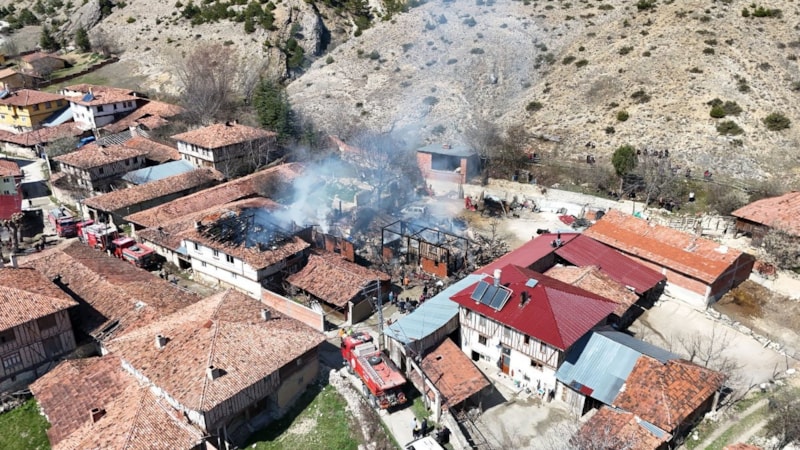 Kastamonu'da yangın: 2 ev, 2 depo ve 1 araç kül oldu