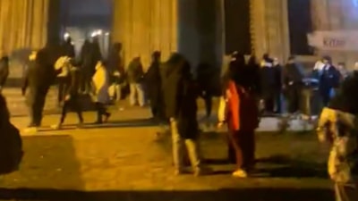 İmamoğlu için sokağa çıkan eylemciler, cami duvarında içki içti