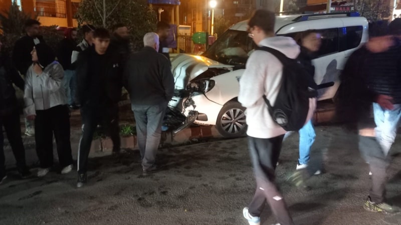 Siirt’te kamyonet ile otomobil çarpıştı: 1 yaralı