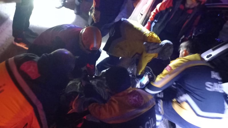 Aydın'da ticari araç bariyerlere çarptı: 4 yaralı