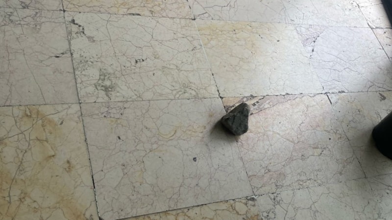 Balıkesir'de AK Parti binasına taşlı saldırı