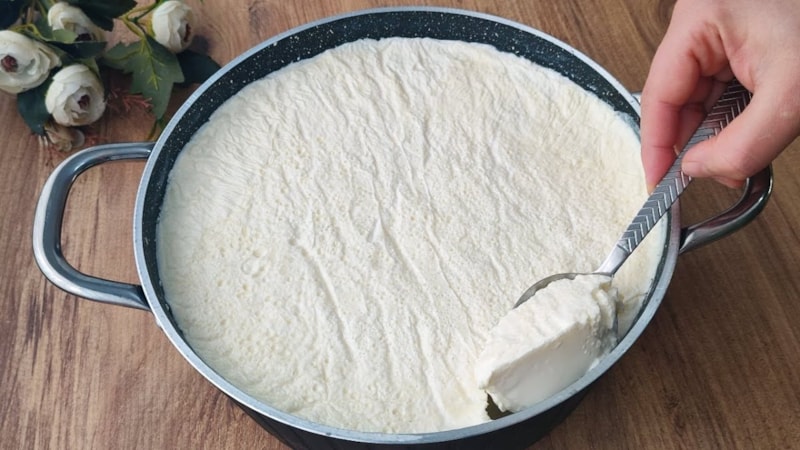 Yoğurdunuz çabuk ekşiyorsa aşçıların bu sırrını deneyin! Hem taze kalıyor hem de sulanmıyor