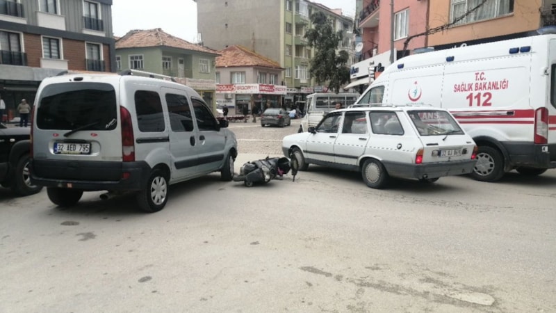 Isparta'daki kazada motosiklet sürücüsü yola savruldu