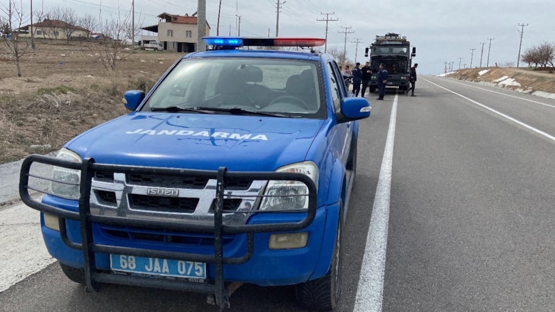 Aksaray'da kamyonun motor kısmından alevler yükseldi