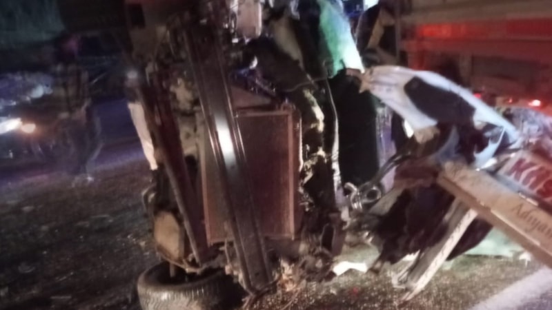 Adıyaman'da otomobil U dönüşü yapan tıra çarptı: 1 ölü, 1 yaralı