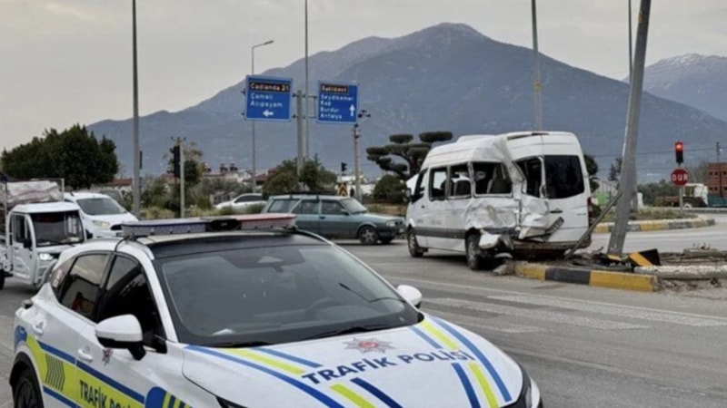 Muğla'da minibüsle kamyon çarpıştı: 4 yaralı