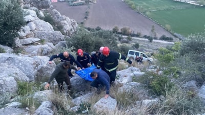Adana'da araç uçuruma yuvarlandı