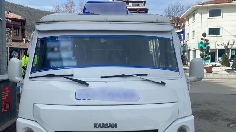 Afyonkarahisar'da ikiz plaka taşıyan dolmuş ve araç sahibine para cezası