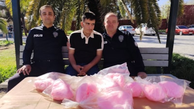 Şırnak'ta çocuklara pamuk şeker dağıtan polisler konuştu