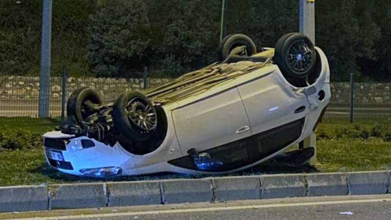 Bursa'da takla atan otomobildeki 2 kişi yaralandı