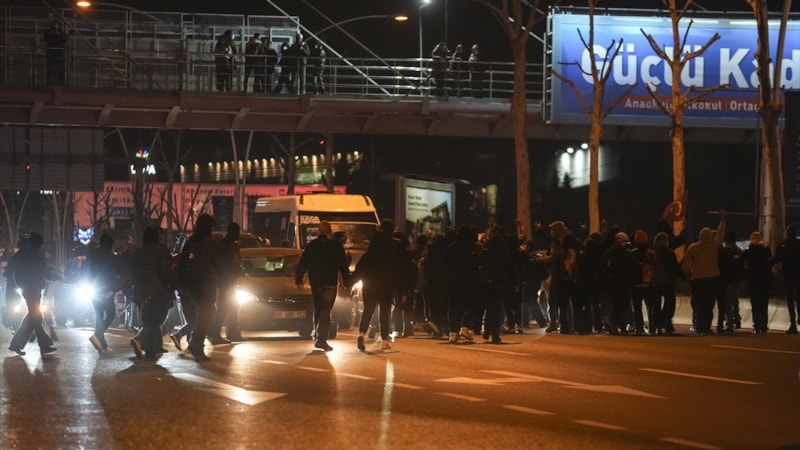 Başkentte izinsiz gösteriye müdahale eden 1 polis yaralandı