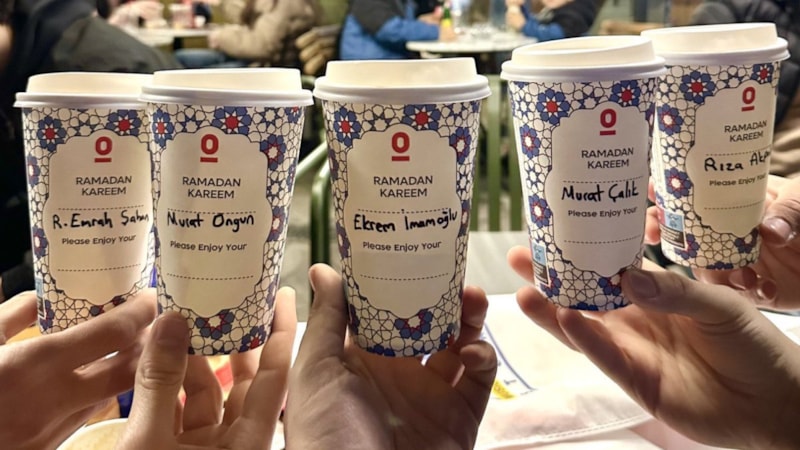 EspressoLab'a gelen gençler, Ekrem İmamoğlu'nun ismiyle poz verdiler