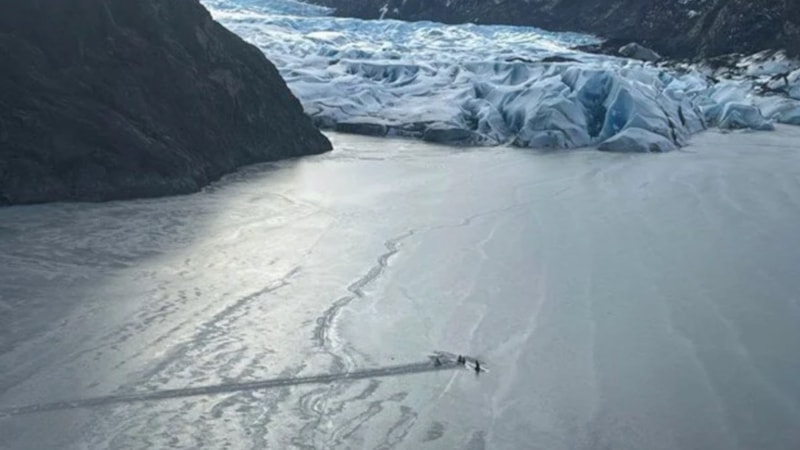 Kayıp uçağın kanadında 12 saatlik mucize