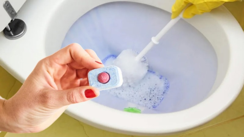 Klozete bulaşık deterjanı tableti atın, farkı anında görün