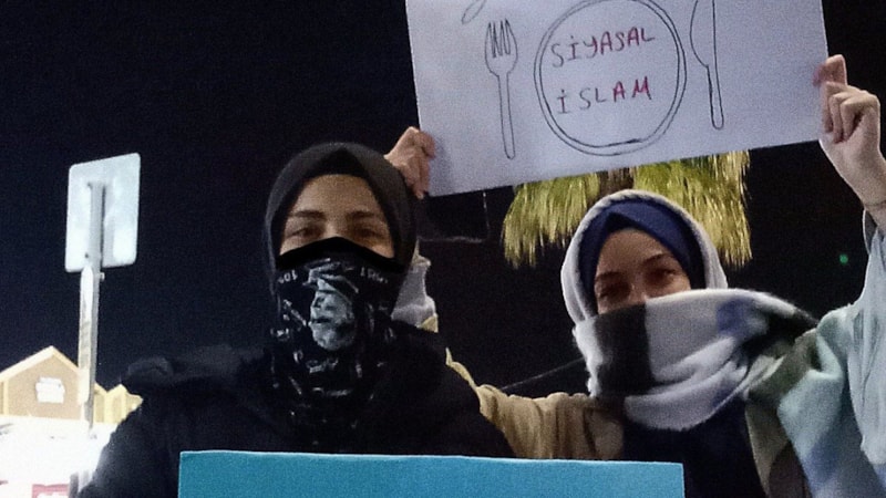 CHP'nin sokak eylemlerine katılan başörtülü kızlar