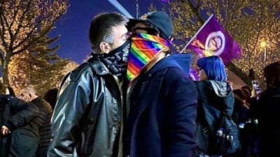 Özgür Özel'in teminat verdiği LGBT'liler, Saraçhane'de dudak dudağa