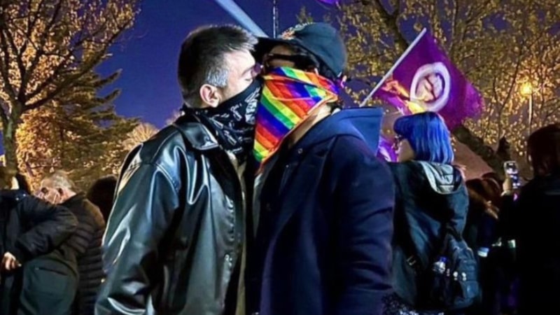 Özgür Özel'in teminat verdiği LGBT'liler, Saraçhane'de dudak dudağa