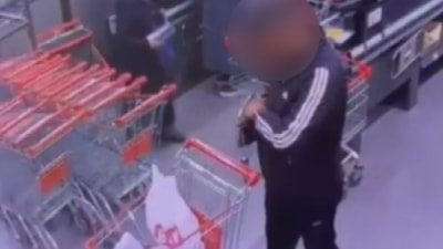 Ankara'da kasiyerin telefonunu çalan hırsız kameralara yakalandı