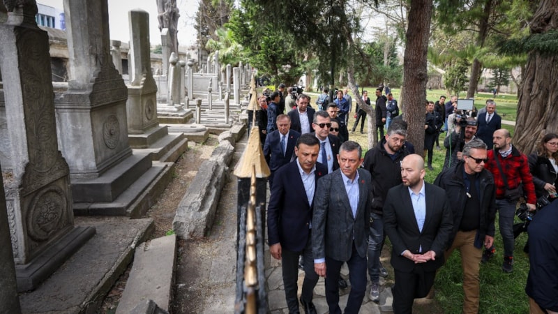 Özgür Özel, Şehzadebaşı Camii'ni ziyaret etti