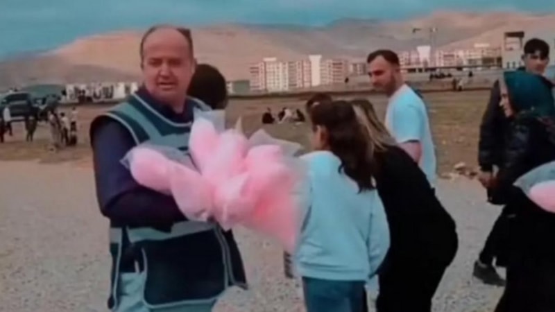 Cizre'de çocuklara pamuk şekeri dağıtan polislere iftar jesti