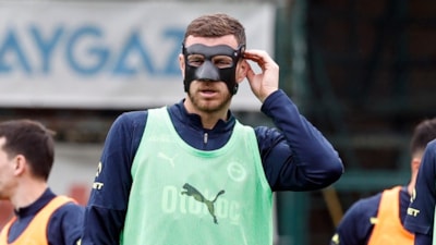 Fenerbahçe'de burnu kırılan Dzeko, maske ile antrenmanda