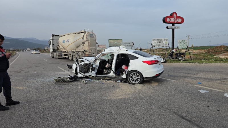 Gaziantep'te iş makinesi ile otomobil çarpıştı: 1 ölü 4 yaralı