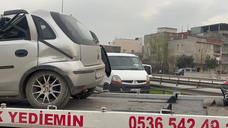 Bursa'da kontrolden çıkan otomobil tırın altına girdi