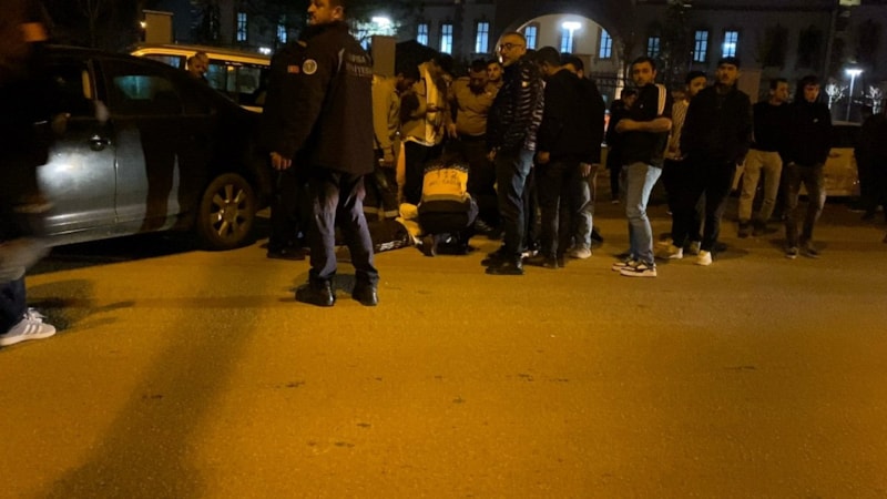 Bursa'da park halindeki araçlara çarpan ehliyetsiz sürücü çevredekilere saldırdı