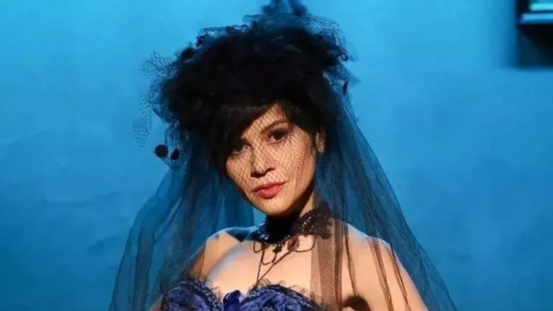 Aydilge hayranlarını korkuttu! Hastane odasından fotoğraf paylaştı