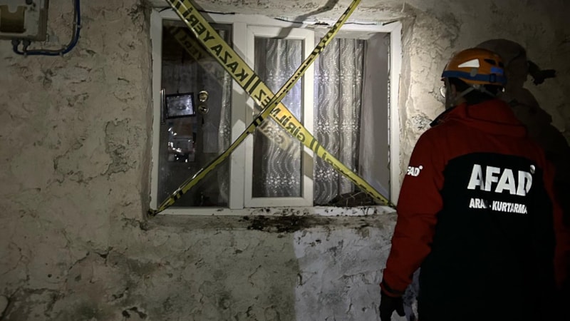 Ardahan'da tavanı çöken evde 3 kişi mahsur kaldı