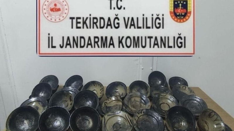 Tekirdağ'da teknede tarihi 50 tabak ele geçirildi