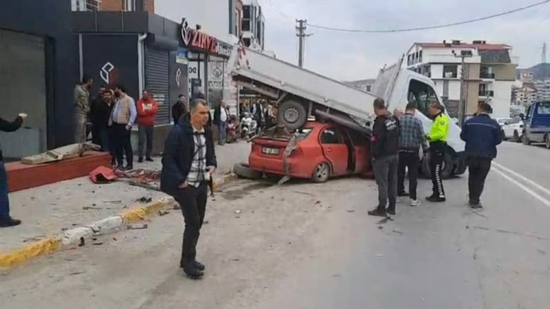 Balıkesir'de otomobil kamyonetin altına sıkıştı