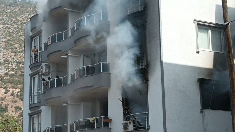 Hatay'da çıkan yangında 4 yaşındaki çocuk mahsur kaldı