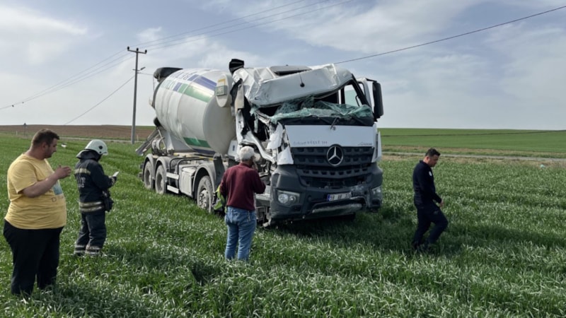 Tekirdağ'da direkleri deviren beton mikseri tarlaya daldı