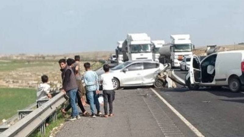 Şanlıurfa'da hafif ticari araç ile otomobil çarpıştı