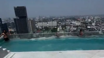 Myanmar'da depremde havuzlar taştı, havuzdakiler keyfini bozmadı