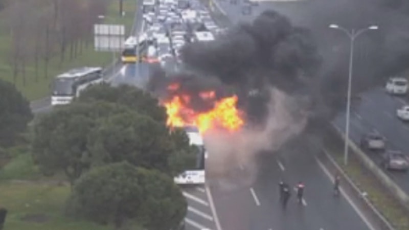 İstanbul Esenler'de yolcu otobüsü alev alev yandı