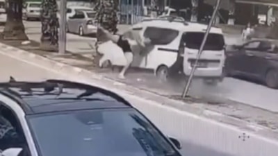 Adana'da hafif ticari araç refüjdeki yayaya çarptı